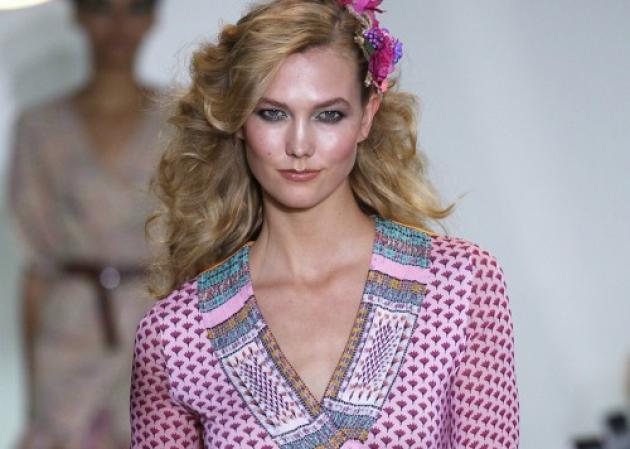 Παρακολούθησε την Karlie Kloss να περπατάει στο Runway της DVF για τη σεζόν Άνοιξη 2016!