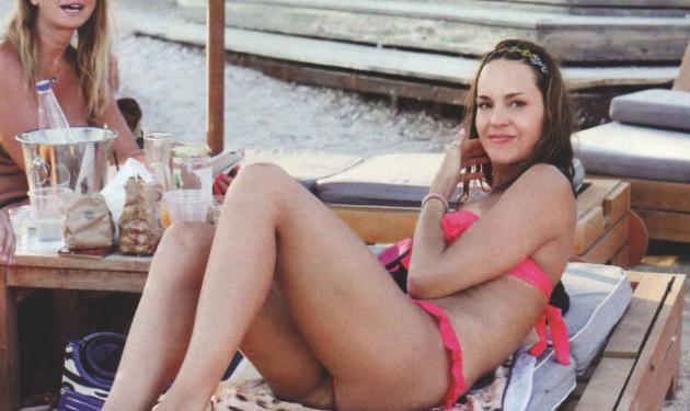 Νικολέττα Καρρά: Σέξι εμφάνιση στην παραλία! Φωτογραφίες