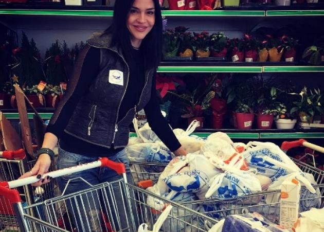 Νικολέττα Καρρά: Τι κάνει με όλα αυτά τα ψώνια στο σούπερ μάρκετ;
