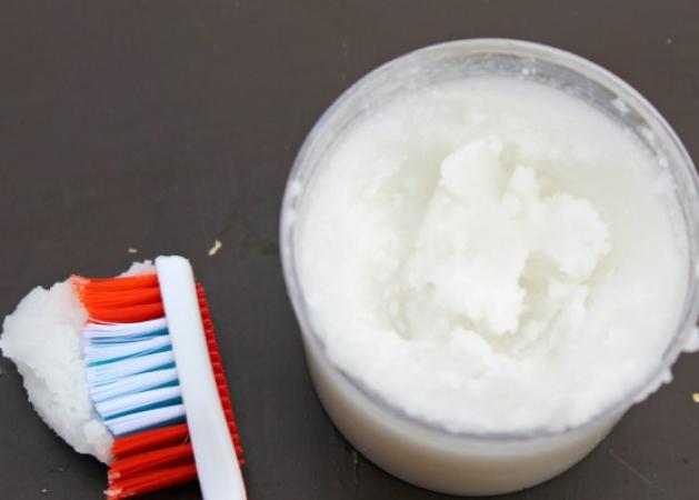 Γιατί να βουρτσίζεις τα δόντια σου με καρυδέλαιο – Πώς θα φτιάξεις την οδοντόκρεμα