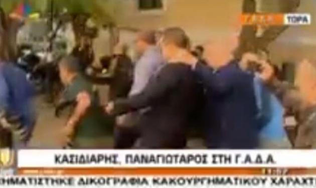 Σφαλιάρα και κλοτσιά από τον Κασιδιάρη σε εικονολήπτη και φωτογράφο