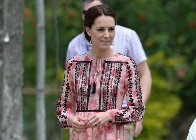 H Kate Middleton φόρεσε ένα φόρεμα από πολύ οικονομικό brand για να ταίσει ένα ελεφαντάκι -εσύ τι έκανες σήμερα;