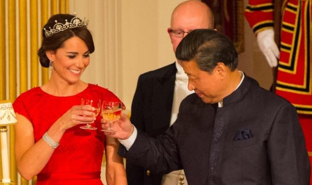 Kate Middleton: Βασιλική εμφάνιση… στα κόκκινα, σε επίσημο δείπνο στο παλάτι!