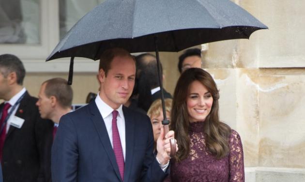 Πάντα gentleman ο πρίγκιπας William! Κρατά την ομπρέλα για να μην βραχεί η Kate Middleton