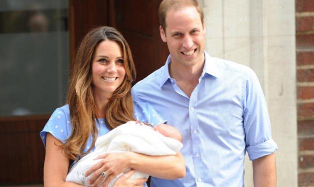 William – Kate: Βγήκαν με τον μικρό πρίγκιπα από το μαιευτήριο!