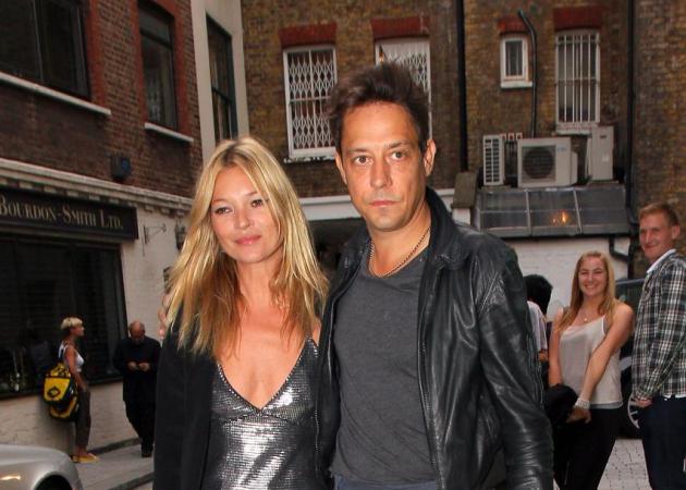 Τι φόρεσε η Kate Moss στην πρώτη της εμφάνιση ως παντρεμένη