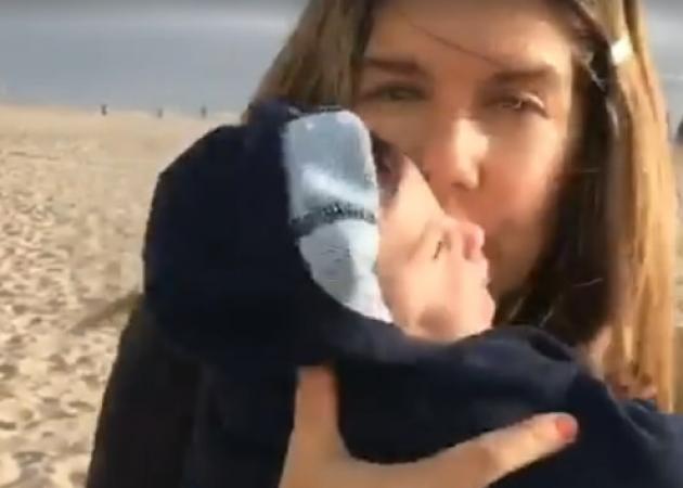 Κατερίνα Μουτσάτσου: Το πιο γλυκό βίντεο με το μωρό της… και το skype όταν λείπει ο μπαμπάς του! [vid,pics]