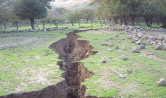 Υποχώρησε κομμάτι γης και “κατάπιε” ολόκληρο χωριό στα Γιάννενα! Ο δήμαρχος στο TLIFE