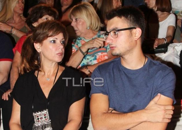 Έλενα Κατρίτση: Σπάνια εμφάνιση με τον 22χρονο γιο της στο θέατρο!