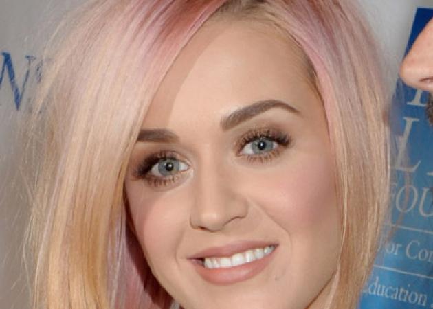 Μετά το ροζ η Katy Perry βάφει τα μαλλιά της μπλε!
