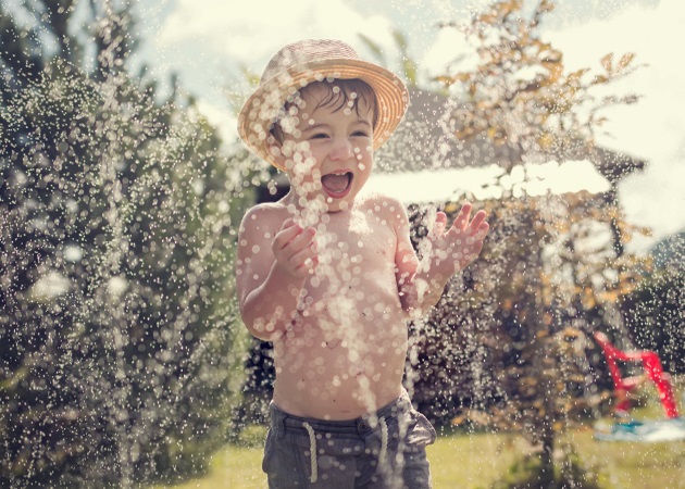 Καύσωνας και θερμοπληξία: Ο Δρ. Σπύρος Μαζάνης σας εξηγεί πώς να προφυλάξετε τα παιδιά