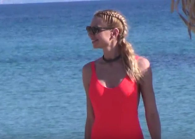 Κόλασε την Μύκονο με την εμφάνισή της στην παραλία η Έβελυν Καζαντζόγλου – Βίντεο