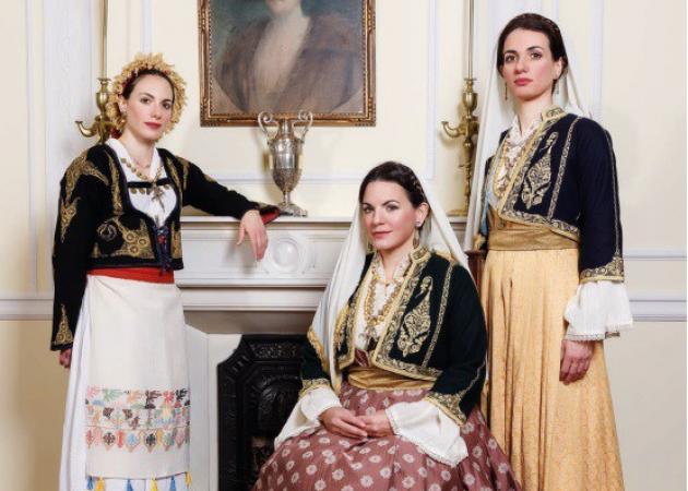 Όλγα Κεφαλογιάννη: Ντύθηκε… Κρητικοπούλα – Φωτογραφήθηκε με τις αδελφές της
