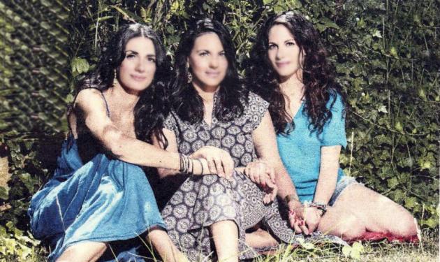 Όλγα Κεφαλογιάννη: Φωτογραφίζεται με τις αδερφές της!