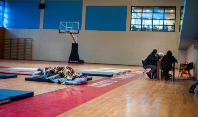 Στα όριά τους οι κάτοικοι της Κεφαλονιάς – Ηλικιωμένοι κοιμήθηκαν στο πάτωμα κλειστού γυμναστηρίου