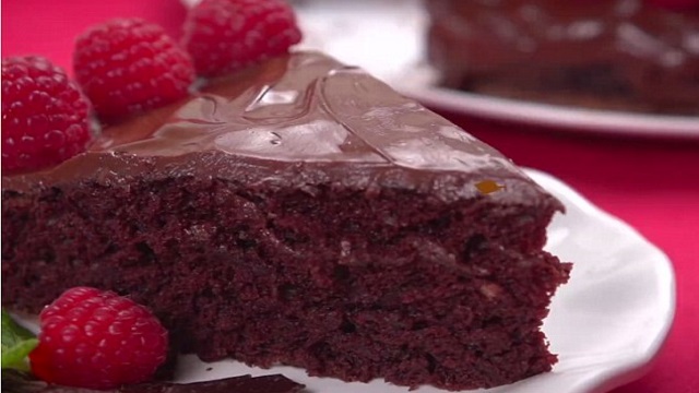 Το κέικ που δεν χρειάζεται αυγά, γάλα ή βούτυρο