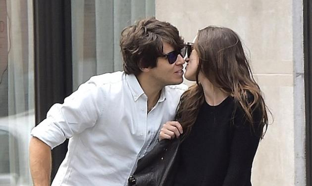 Kiss me… Keira Knightley! Δεν σταματά τα φιλιά με τον άντρα της, στη βόλτα με την κόρη!