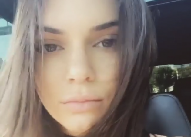 Kendall Jenner: Δείχνει τα ατελείωτα πόδια της με ένα σέξι φόρεμα με σκίσιμο στο πλάι!