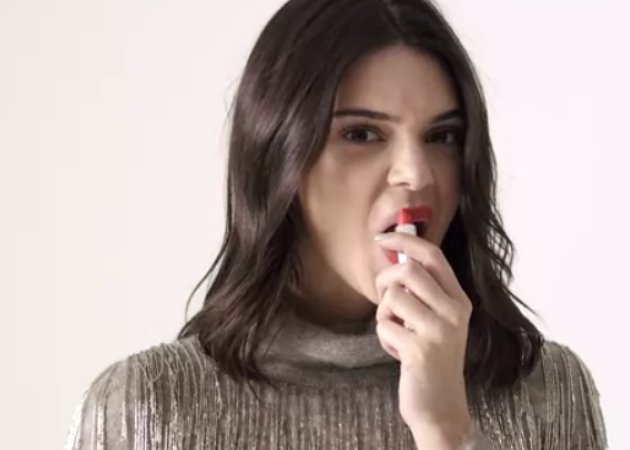 Η Kendall Jenner κάνει μακιγιάζ χωρίς καθρέφτη! Δες το αποτέλεσμα!