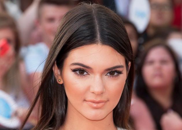 Έχουμε πάθει εμμονή με τον τρόπο που η Kendall Jenner συνδύασε το denim top της!