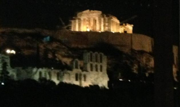 Ποια παρουσιάστρια απόλαυσε το κρασί της με φόντο την… Ακρόπολη;