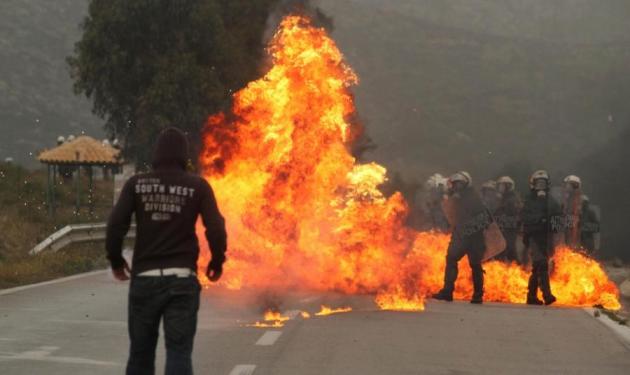 Κλεφτοπόλεμος ΜΑΤ – κατοίκων στην Κερατέα – Αποπνικτική η ατμόσφαιρα