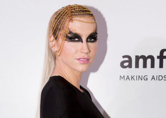 WT*! Το make up και τα μαλλιά της Kesha είναι παραδόξως τέλεια! Ή μήπως όχι;