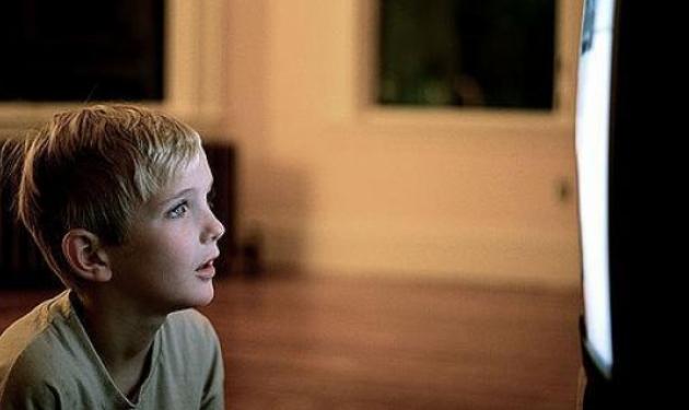 Τι μπορεί να πάθει ένα παιδί που βλέπει συνέχεια τηλεόραση;