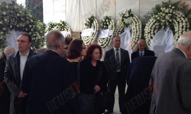 Θλίψη στην κηδεία του συγγραφέα Μένη Κουμανταρέα