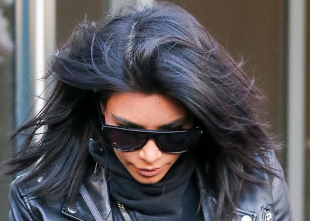 Η Kim Kardashian έβαψε τα μαλλιά της blue black (και δεν το πρόσεξε κανείς!)