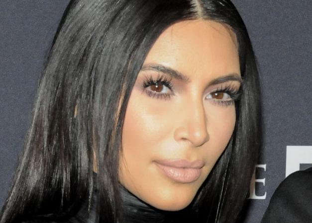 Ο hair stylist της Kim Kardashian αποκάλυψε το μυστικό προϊόν που κάνει τα μαλλιά της τόσο λαμπερά!