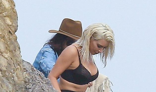 Kim Kardashian: Η σέξι φωτογράφισή της με μπικίνι στα βράχια!