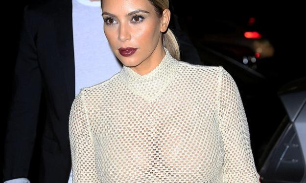 K. Kardashian: Εμφανίστηκε με διάφανη μπλούζα στην έκθεση του Testino!