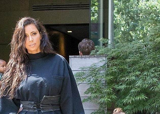 H Kim Kardashian με μίνι δερμάτινη φούστα και η North West με slip-dress το επόμενο πρωί μετά τα Vmas