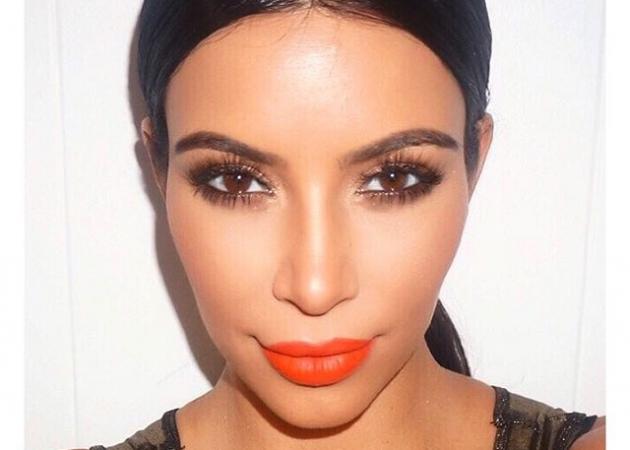 Ξέρουμε α-κρι-βώς ποια 9 προϊόντα μακιγιάζ φοράει εδώ η Kim Kardashian!