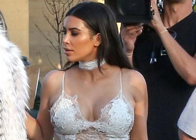 Kim Kardashian: Γυμνή… φορώντας ένα λευκό φόρεμα από δαντέλα!