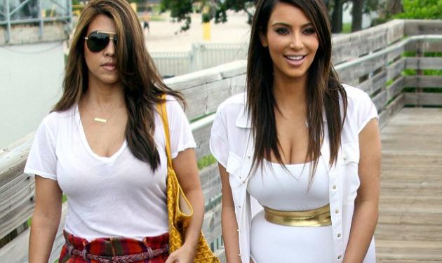 K. Kardashian: Στα γυρίσματα για τα νέα επεισόδια του reality με ολόσωμο άσπρο μαγιώ!