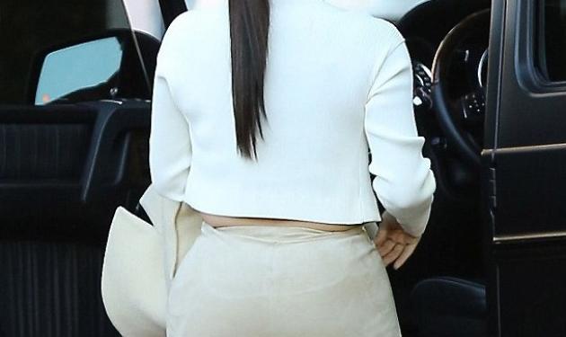 Oops! Η Κim Kardashian φόρεσε μπεζ στενό παντελόνι και έγινε (ξανά) είδηση!