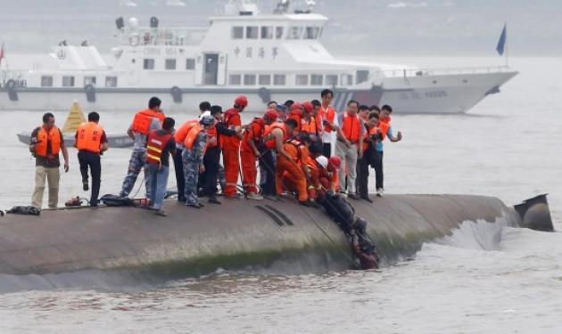Συγκλονιστικές εικόνες – Καρέ καρέ η διάσωση 21χρονου από βυθισμένο πλοίο