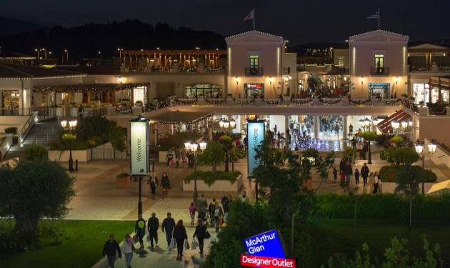 To εκπτωτικό χωριό McArthurGlen ανάβει το χριστουγεννιάτικο δέντρο του με τoν Αντώνη Ρέμο