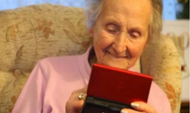 Είναι 100 χρονών και δεν σταματά να παίζει Nintendo DS!