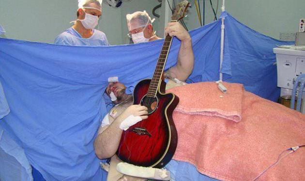 Συγκλονιστικό βίντεο: Άντρας παίζει με την κιθάρα του τραγούδι των Beatles την ώρα που του κάνουν εγχείριση εγκεφάλου!