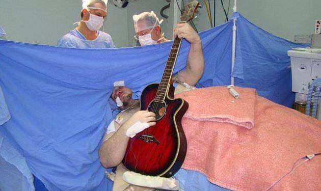 Συγκλονιστικό βίντεο: Άντρας παίζει με την κιθάρα του τραγούδι των Beatles την ώρα που του κάνουν εγχείριση εγκεφάλου!