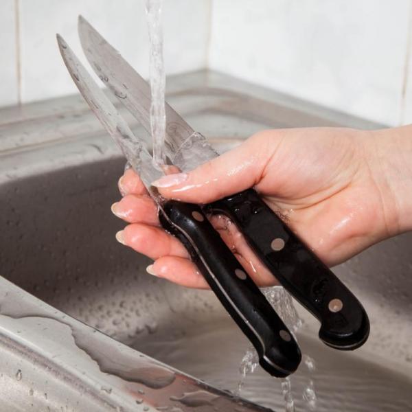 Γιατί πρέπει να πλένεις τα μαχαίρια σου στο χέρι και όχι στο πλυντήριο;
