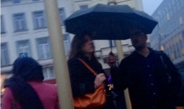 Ζωή Κωνσταντοπούλου: Χαμός με τη φωτογραφία, όπου άντρας της κρατάει την ομπρέλα!