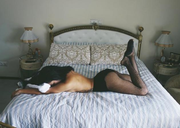 Kόννυ Μεταξά: Με μαύρα εσώρουχα στο κρεβάτι! [pic]