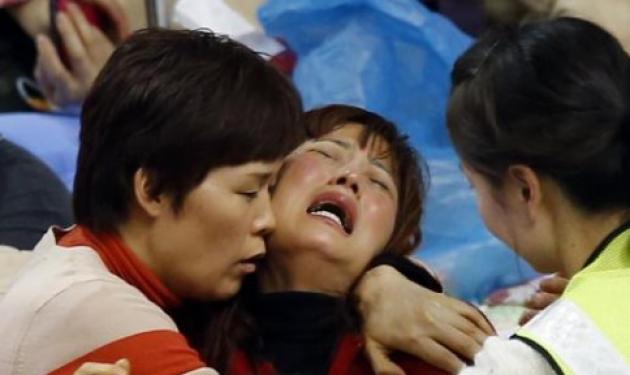 “Έπνιξαν τα παιδιά μας!” – Θρήνος των συγγενών για τα θύματα του ναυαγίου στην Κορέα