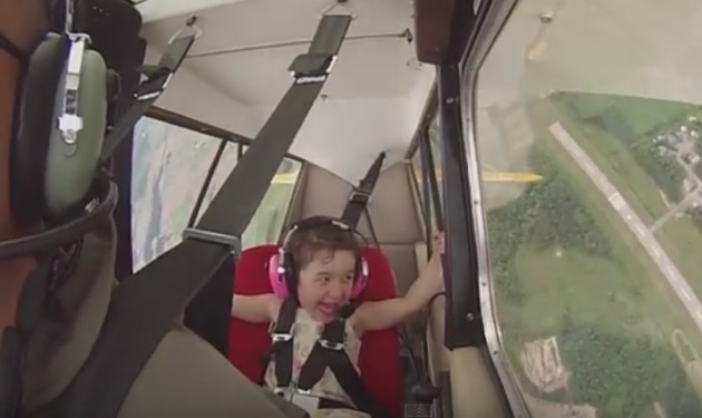Γιορτή του πατέρα: Η 4χρονη Lea έζησε την καλύτερη εμπειρία στην πρώτη πτήση με το μπαμπά της! Βίντεο