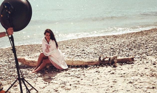 Mαρία Κορινθίου: Ποζάρει με μαγιό σε παραλία της Χαλκιδικής!