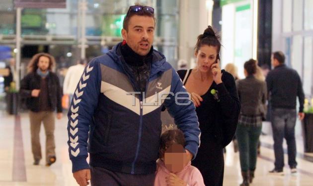 Γιάννης Αϊβάζης – Μαρία Κορινθίου: Βόλτα με την κόρη τους στα μαγαζιά!